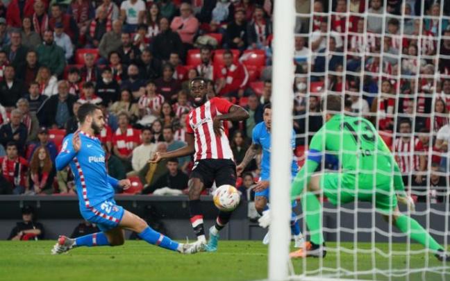 Iñaki Williams, en la acción del primer gol.