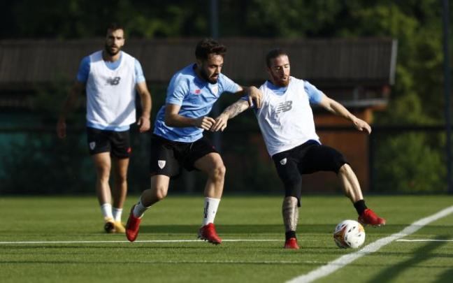 Iker Muniain y Unai López pelean por un balón en el entrenamiento. Iker Muniain y Unai López pelean por un balón en el entrenamiento.