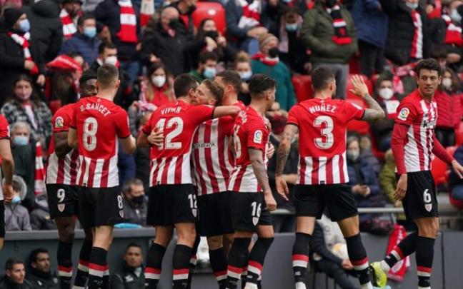 Los jugadores del Athletic se abrazan para celebrar el gol de Berenguer.