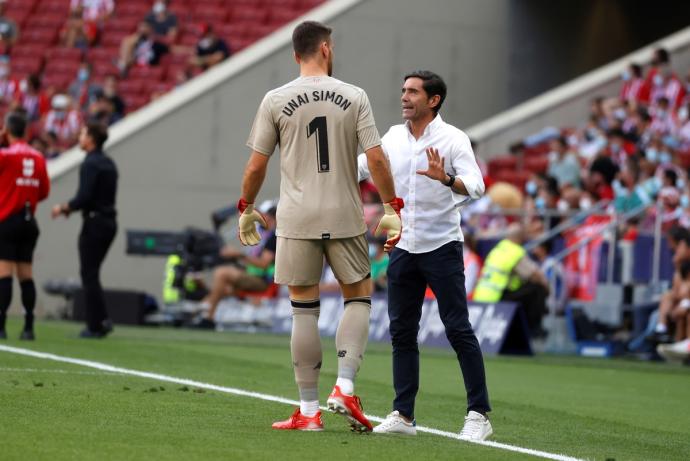 Marcelino da instrucciones a Unai Simón durante el partido.