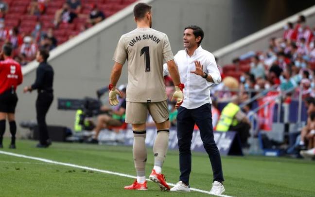Marcelino da instrucciones a Unai Simón durante el partido. Marcelino da instrucciones a Unai Simón durante el partido.