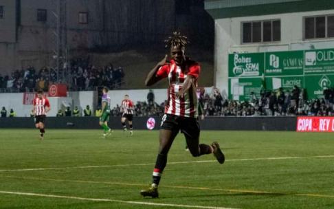 Nico Williams celebra uno de sus dos goles ante el Atlético Mancha Real. Nico Williams celebra uno de sus dos goles ante el Atlético Mancha Real.