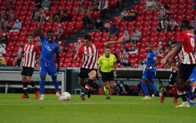 Vivian, en un lance del juego en el partido ante el Mallorca. Vivian, en un lance del juego en el partido ante el Mallorca.