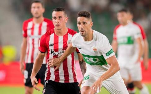 Álex Berenguer marca de cerca a un rival. Álex Berenguer marca de cerca a un rival.