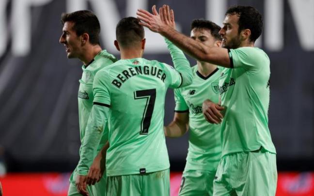 Los jugadores del Athletic hacen piña para celebrar el gol de Nico Serrano. Los jugadores del Athletic hacen piña para celebrar el gol de Nico Serrano.