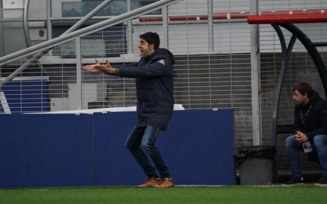 El técnico del Amorebieta, Iñigo Vélez de Mendizabal, da instrucciones a sus jugadores durante el partido. El técnico del Amorebieta, Iñigo Vélez de Mendizabal, da instrucciones a sus jugadores durante el partido.