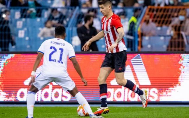Oihan Sancet conduce un balón ante la presión de Rodrygo. Oihan Sancet conduce un balón ante la presión de Rodrygo.
