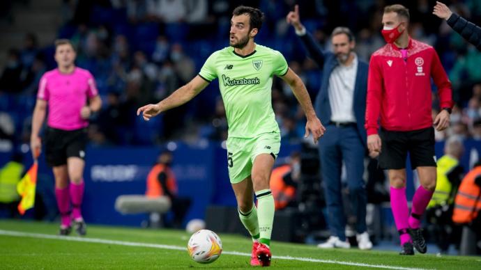 Iñigo Lekue conduce un balón durante el partido.