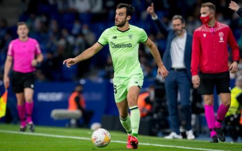 Iñigo Lekue conduce un balón durante el partido. Iñigo Lekue conduce un balón durante el partido.