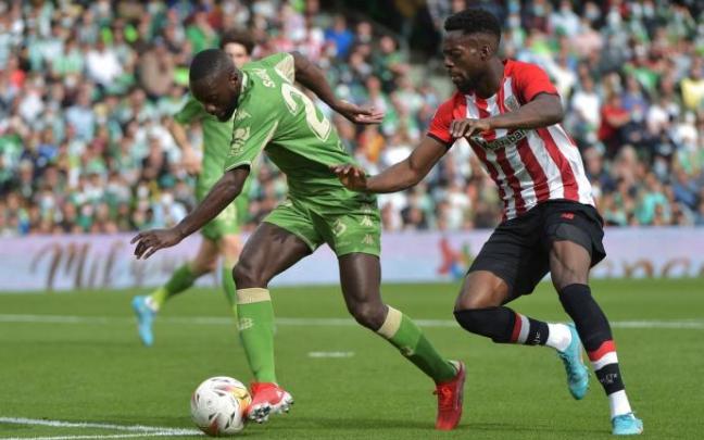 Iñaki Williams trata de arrebatarle un balón a Sabaly.