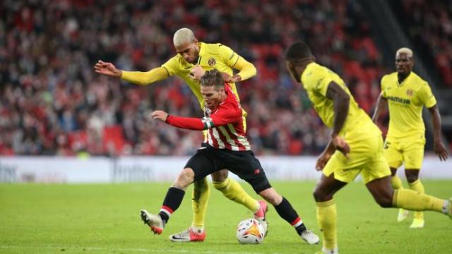 Iker Muniain protege un balón ante Aurier y Estupiñán. Iker Muniain protege un balón ante Aurier y Estupiñán.