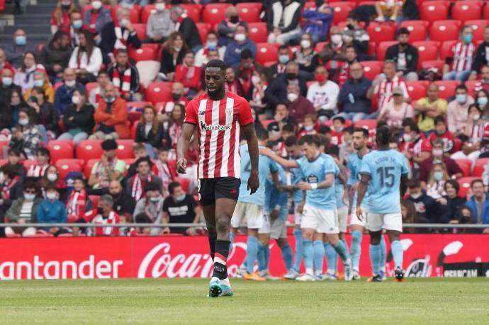 Iñaki Williams se lamenta mientras los jugadores del Celta, al fondo, celebran un gol.