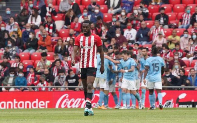 Iñaki Williams se lamenta mientras los jugadores del Celta, al fondo, celebran un gol.