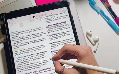 Una joven toma apuntes desde tu tablet Una joven toma apuntes desde tu tablet