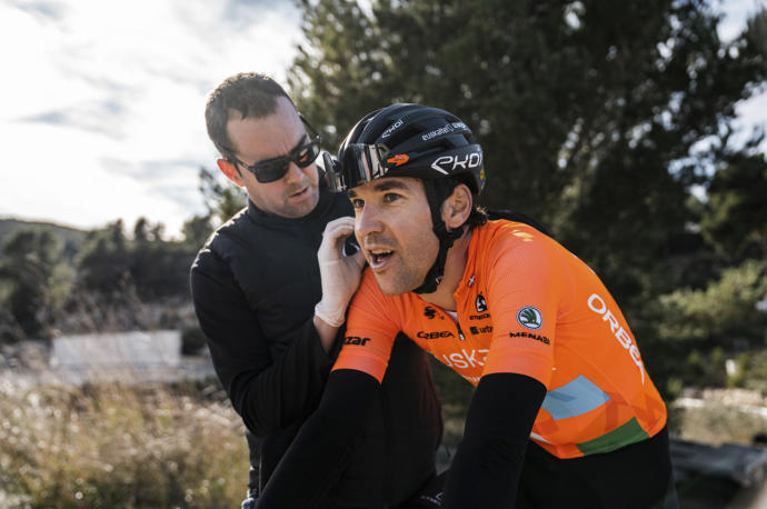Jorge Azanza, con Mikel Iturria, durante la concentración del Euskaltel-Euskadi en Altea.