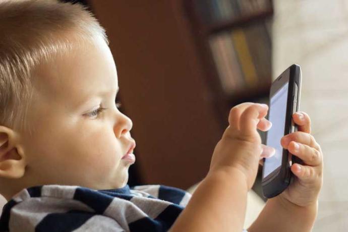 Un niño jugando con un móvil