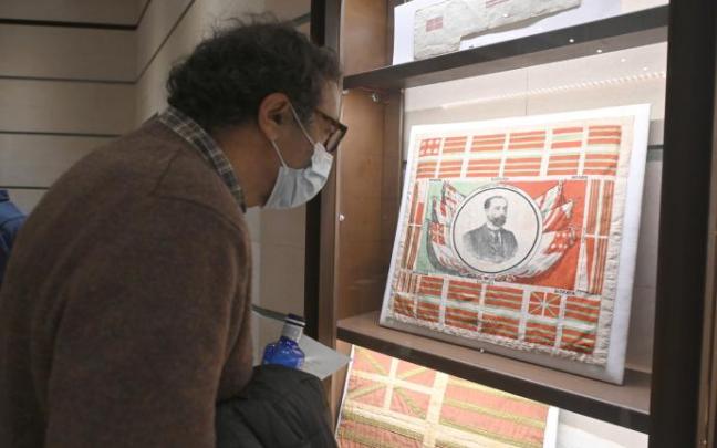 Entre las 'joyas de la corona' expuestas, los primeros diseños de la ikurriña. Entre las 'joyas de la corona' expuestas, los primeros diseños de la ikurriña.