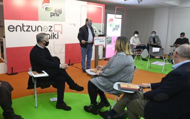 Iñigo Urkullu sigue la intervención de Andoni Ortuzar, ayer en Sabino Arana Fundazioa. Iñigo Urkullu sigue la intervención de Andoni Ortuzar, ayer en Sabino Arana Fundazioa.