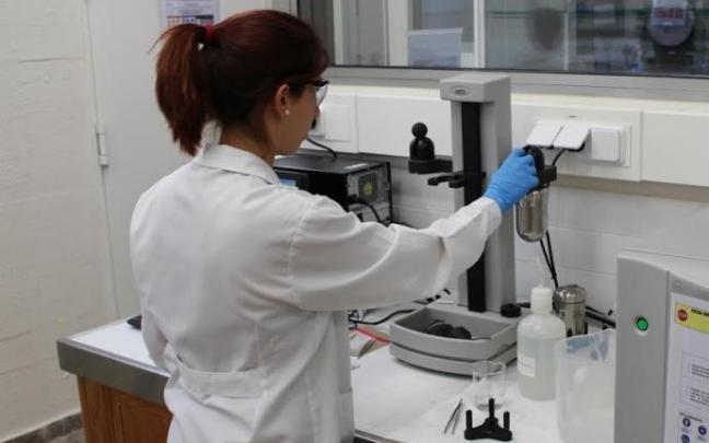 Imagen de archivo de una investigadora. Imagen de archivo de una investigadora.
