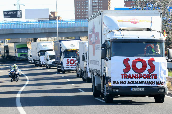 Varios camiones participan en una marcha por los problemas del sector.