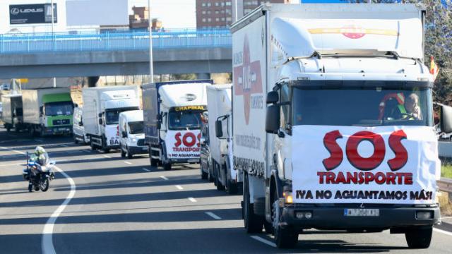 Varios camiones participan en una marcha por los problemas del sector.
