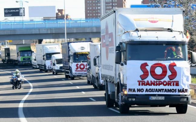 Varios camiones participan en una marcha por los problemas del sector. Varios camiones participan en una marcha por los problemas del sector.