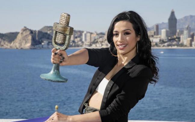 Chanel muestra el micrófono de bronce como ganadora del Benidorm Fest. Chanel muestra el micrófono de bronce como ganadora del Benidorm Fest.