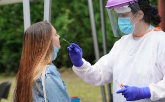 Una joven se somete a una prueba PCR.
