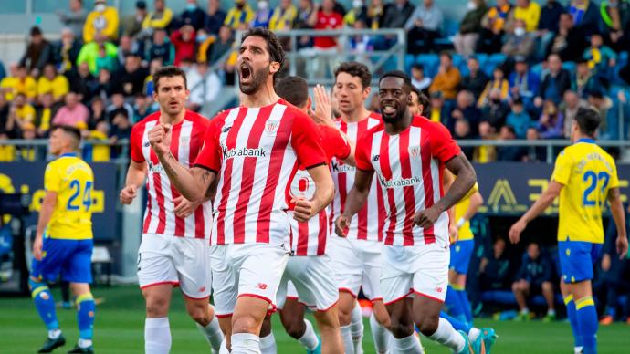 Raúl García celebra el primer tanto.