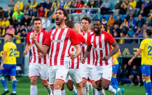 Raúl García celebra el primer tanto.