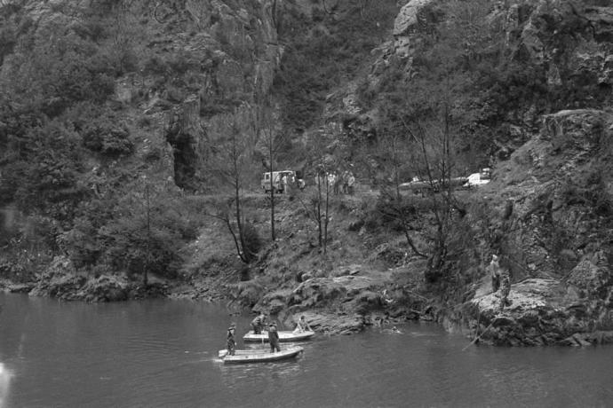 El operativo de búsqueda en 1985 y la entrada al túnel vista desde el otro lado del río.