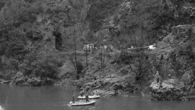 El operativo de búsqueda en 1985 y la entrada al túnel vista desde el otro lado del río.