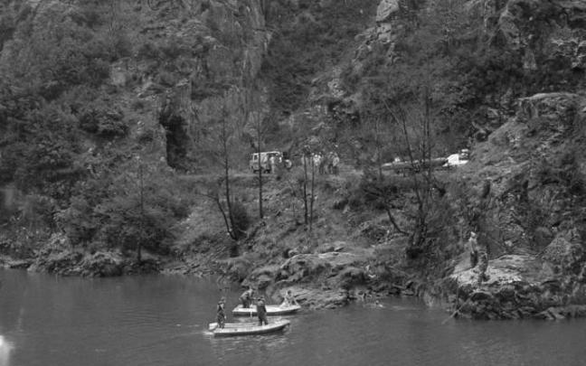 El operativo de búsqueda en 1985 y la entrada al túnel vista desde el otro lado del río. El operativo de búsqueda en 1985 y la entrada al túnel vista desde el otro lado del río.