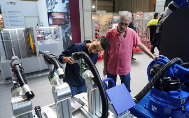 Dos asistentes observan una de las máquinas expuestas en la Bienal. Dos asistentes observan una de las máquinas expuestas en la Bienal.