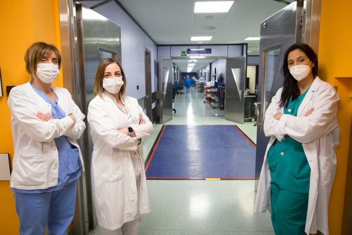 De izda. a dcha., Leire Fuente, enfermera; Susana Postigo, anestesista, y Bakarne Ugarte, cirujana general.
