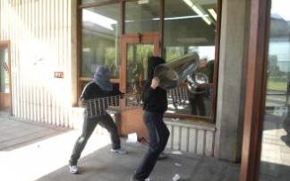 Jóvenes encapuchados atacan instalaciones de la UPV/EHU.