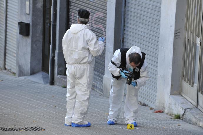 Dos ertzainas documentando una de las pruebas halladas que se presentarán en el juicio.