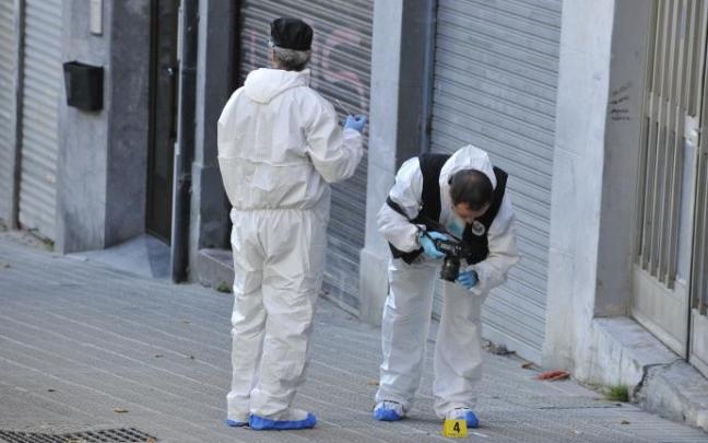 Dos ertzainas documentando una de las pruebas halladas que se presentarán en el juicio. Dos ertzainas documentando una de las pruebas halladas que se presentarán en el juicio.
