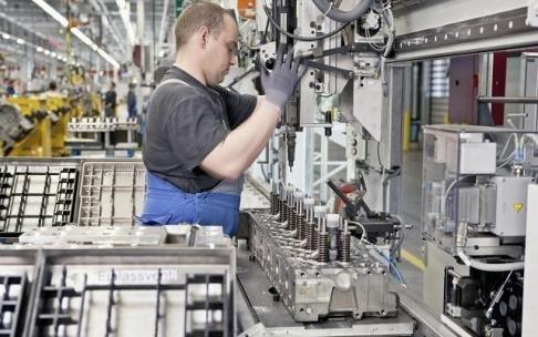 Imagen de un operario en una fábrica de motores.