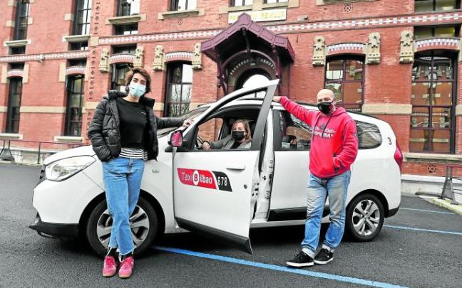 Miriam Macías, Begoña Valverde y Julen del Arco posan con un taxi a las puertas del Pabellón Revilla del hospital de Basurto, donde ingresan pacientes con covid. Miriam Macías, Begoña Valverde y Julen del Arco posan con un taxi a las puertas del Pabellón Revilla del hospital de Basurto, donde ingresan pacientes con covid.