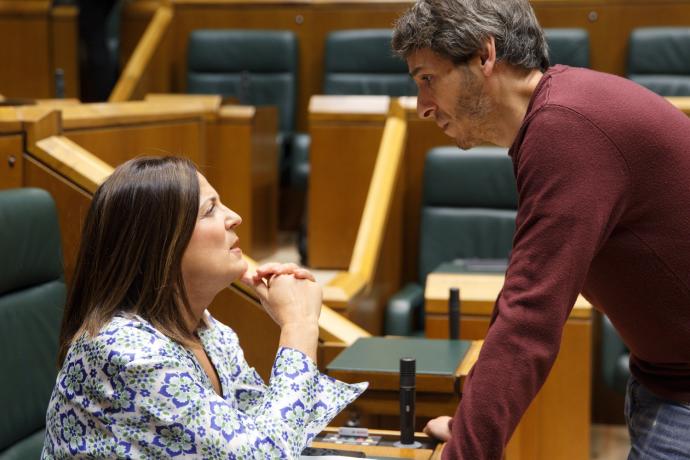 Beatriz Artolazabal y el parlamentario de Elkarrekin Podemos IU, Jon Hernández, ayer en la Cámara.
