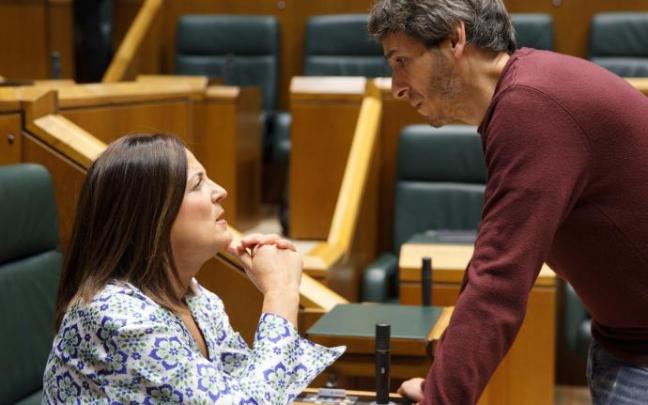 Beatriz Artolazabal y el parlamentario de Elkarrekin Podemos IU, Jon Hernández, ayer en la Cámara. Beatriz Artolazabal y el parlamentario de Elkarrekin Podemos IU, Jon Hernández, ayer en la Cámara.