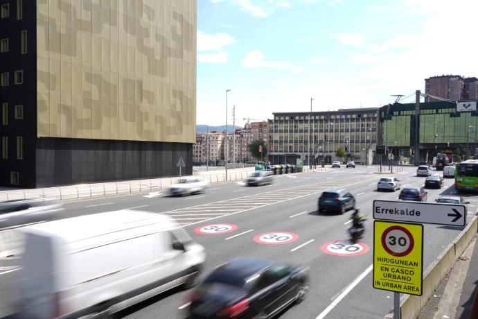 Desde septiembre de 2020 el límite de velocidad está fijado en 30 kilómetros por hora en todas las calles de Bilbao.