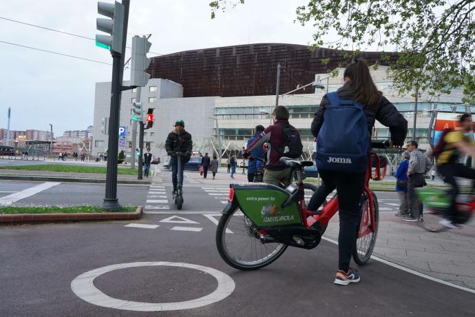 La mayoría de sanciones a bicicletas y patinetes eléctricos se interponen por circular por la calzada.