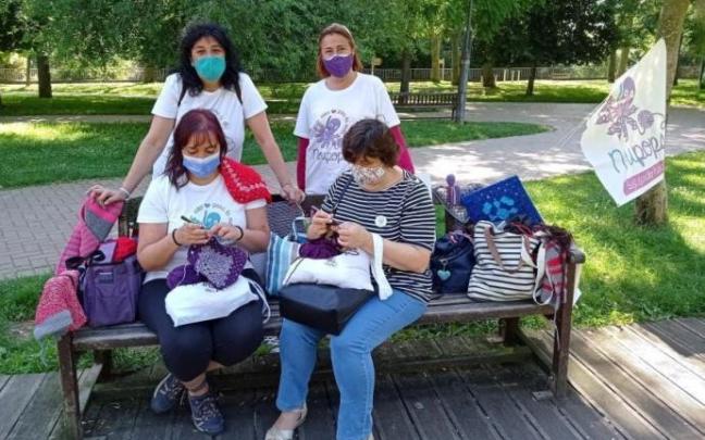 Cuentos, amigurumis, bufandas, mantas, llaveros y cientos de piezas más salen de las manos de unas mujeres que comparten espacio, tiempo y vida y llevan solidaridad a muchos lugares