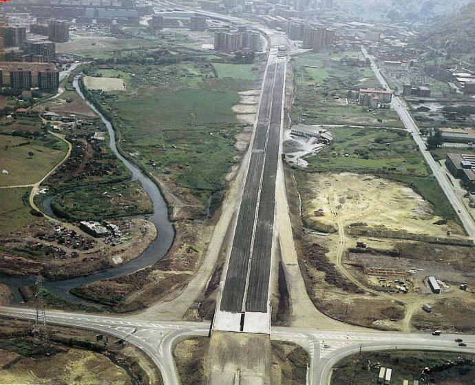 La imagen, tomada en 1986, muestra las obras de la autovía en la vega del Castaños sin centros comerciales ni pabellones.