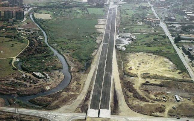 La imagen, tomada en 1986, muestra las obras de la autovía en la vega del Castaños sin centros comerciales ni pabellones.