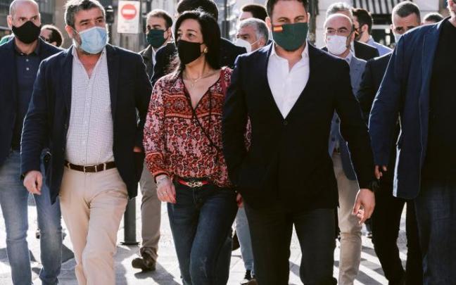 Amaia Martínez y el líder de Vox, Santiago Abascal. Amaia Martínez y el líder de Vox, Santiago Abascal.