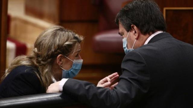 La vicepresidenta segunda y ministra de Trabajo, Yolanda Díaz, con el portavoz del PNV en el Congreso, Aitor Esteban.