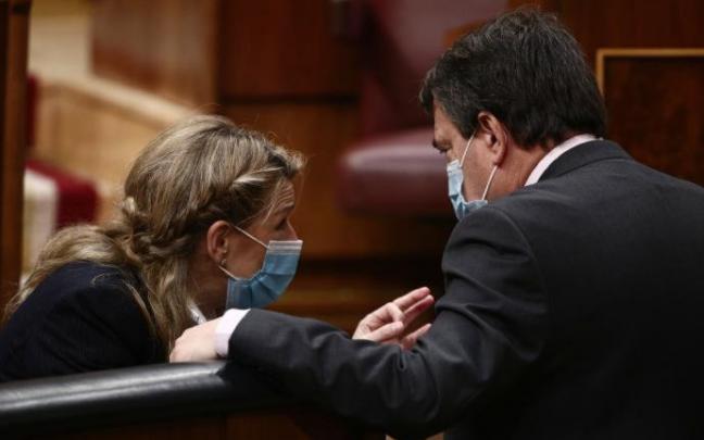La vicepresidenta segunda y ministra de Trabajo, Yolanda Díaz, con el portavoz del PNV en el Congreso, Aitor Esteban.